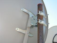 Ofset HU 90na90 s LNB INVACOM detail na AZ EL uchyt c13